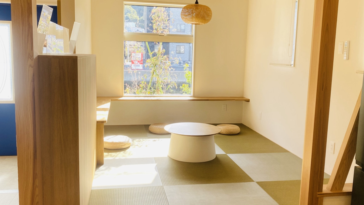 畳の茶室・窓側の作業スペース